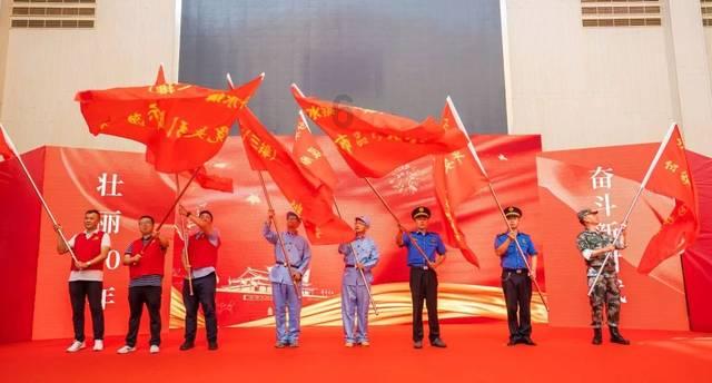 无限翻滚小球